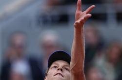 lol季中赛-包含法网完胜温网，辛纳状态火热的词条