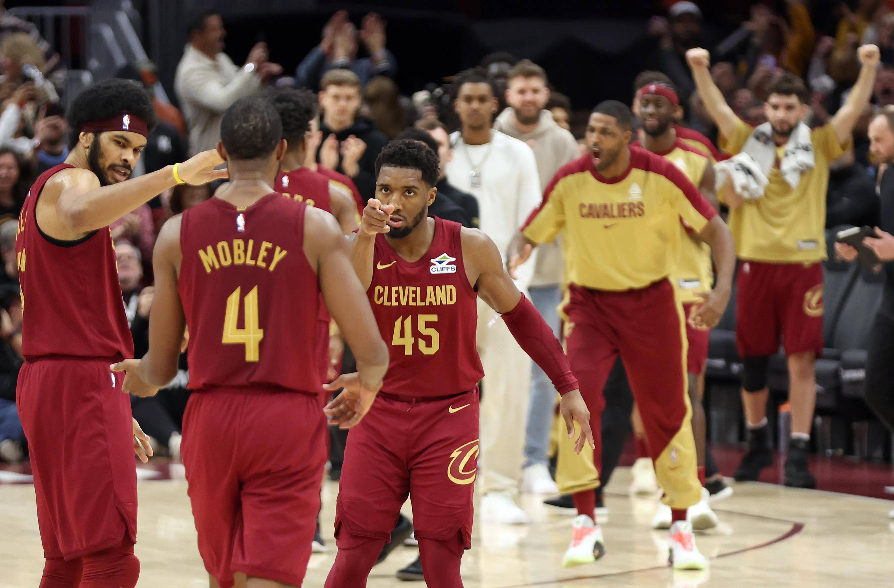 NBA季后赛大胜，球队气势如虹接连获胜