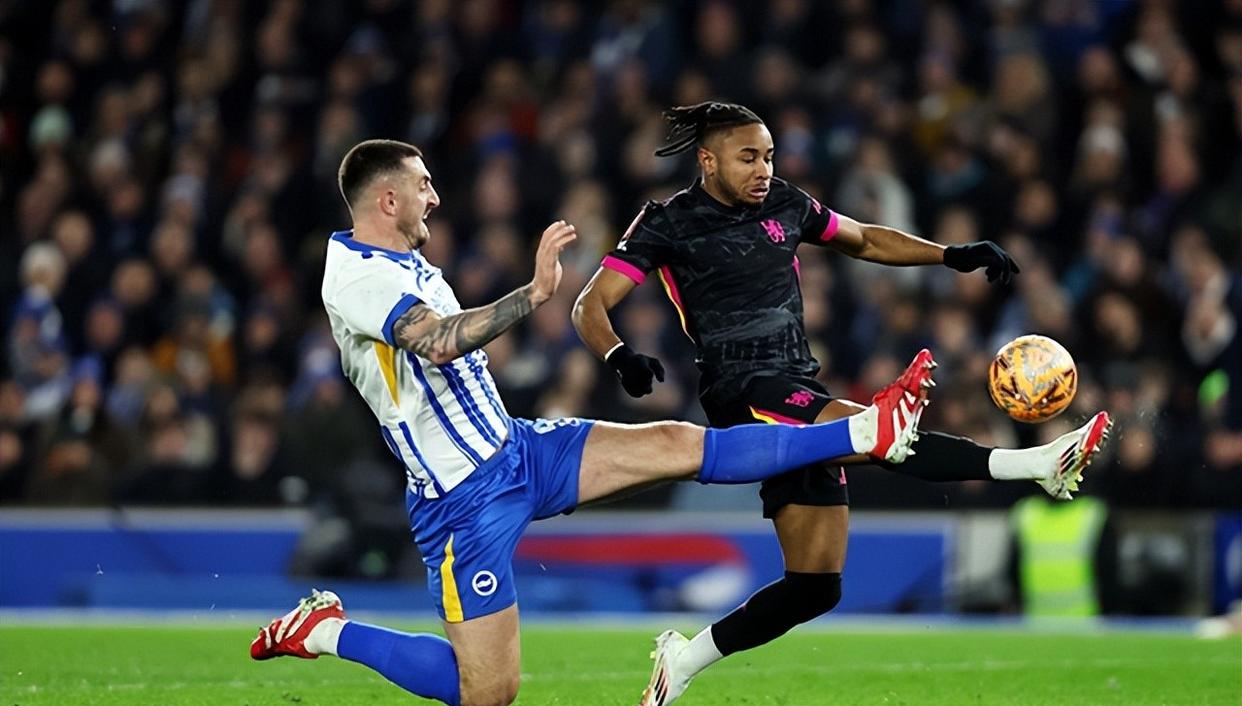 切尔西后卫连续封堵对手，贡献关键扑救