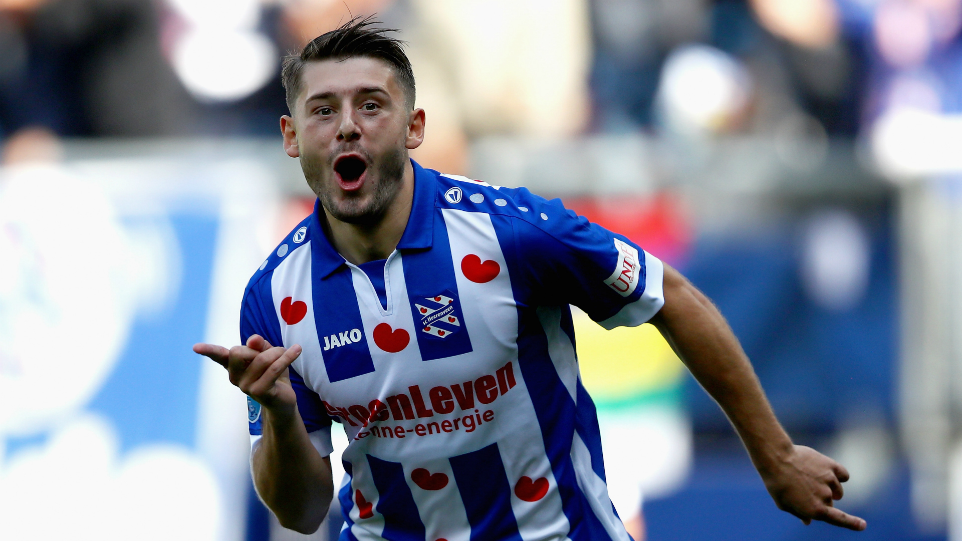 荷甲足球场上主席,精研营造球迷文化 荷甲足球场上主席,精研营造球迷文化