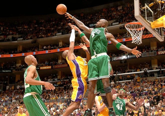 球星爆发！赛车赛场再现神级操作的简单介绍